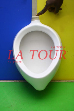Urinoirs Blancs Avec La Boule De Naphtaline Color?e Dans La Toilette Des  Hommes Image stock - Image du mortier, cabinet: 149105177